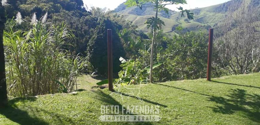 Sítio à Venda 23.000 m² 100% por Estrada Asfaltada e Cimentada em Glicério | Macaé/RJ